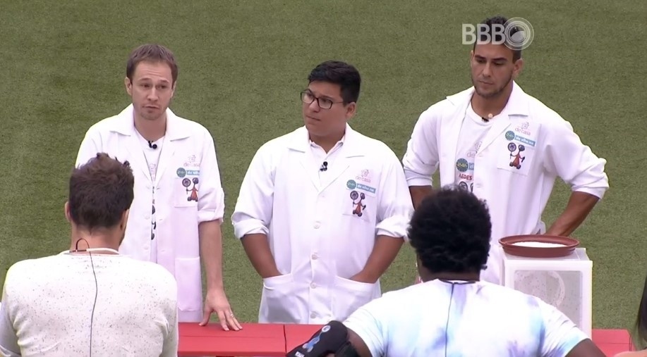 11.fev.2016 - Tiago Leifert e André Marques visitam brothers no "BBB16" - Reprodução/TV Globo