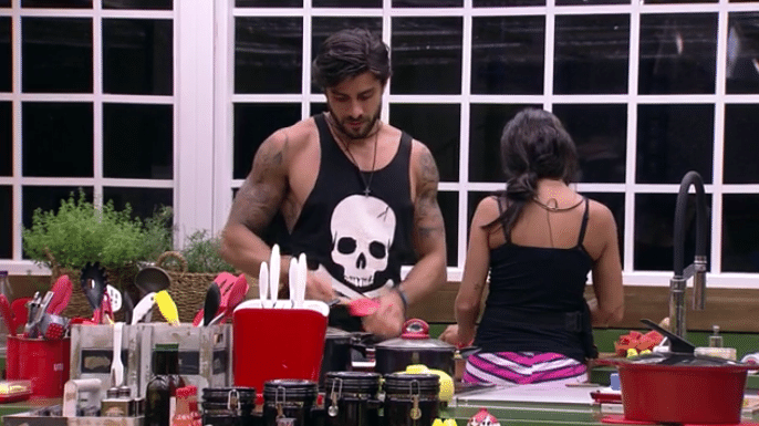 17.fev.2016 - Renan e Juliana afirmam que não mudarão por causa do jogo. Os brothers conversavam sobre a eliminação de Daniel e imaginavam qual a visão do público sobre eles - Reprodução/TV Globo