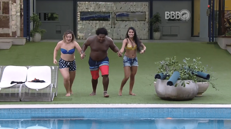 17.mar.2016 - Festa Fábrica termina com Munik, Cacau e Ronan pulando na piscina - Reprodução/TV Globo