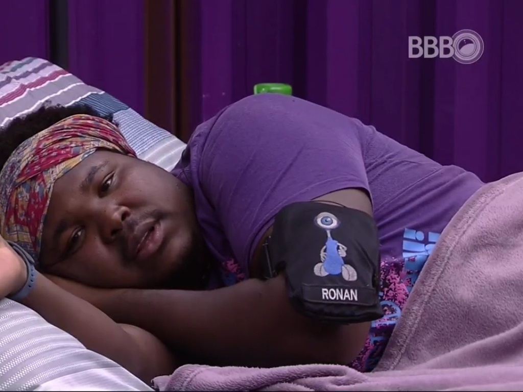 27.mar.2016 - Ronan contou para Cacau que sentiu dores no peito e descobriu que está com pressão alta - Reprodução/TV Globo