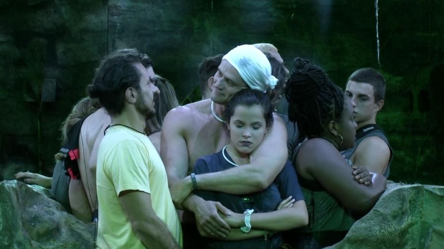 Emilly e Marcos se abraçam durante prova de resistência - Reprodução/TV Globo