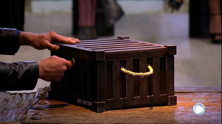 Marcos abre o bau - Reprodução/Record - Reprodução/Record