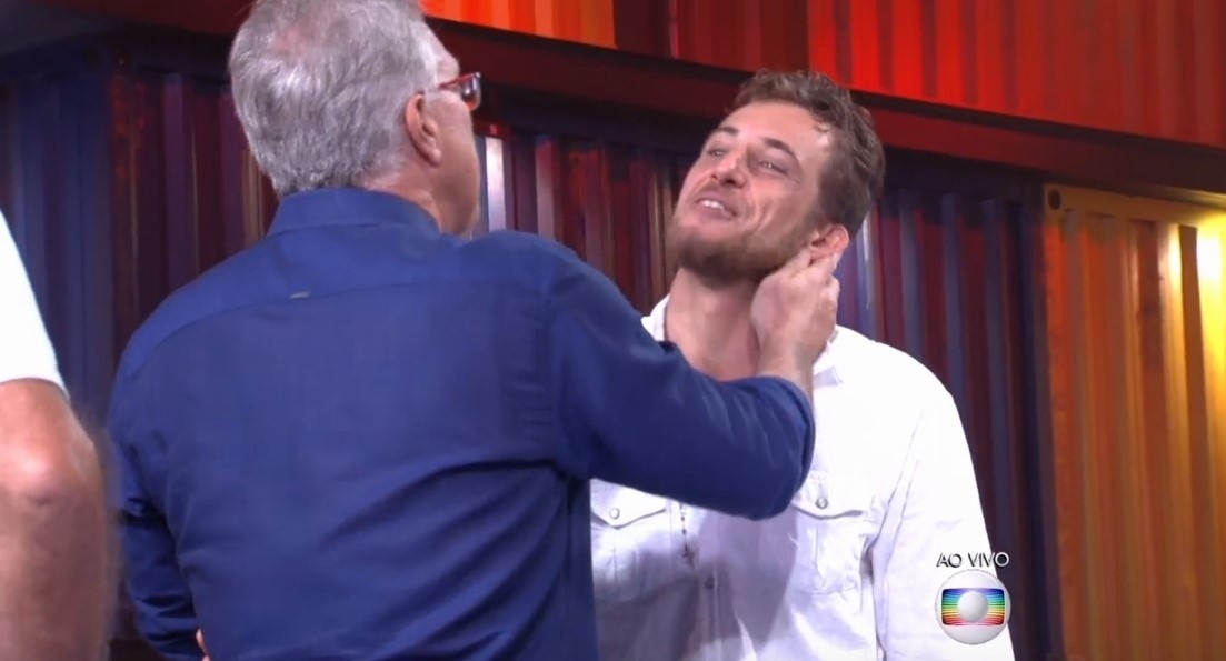 16.fev.16 - Daniel é eliminado no "BBB16 e encontra Pedro Bial - Reprodução/ TV Globo