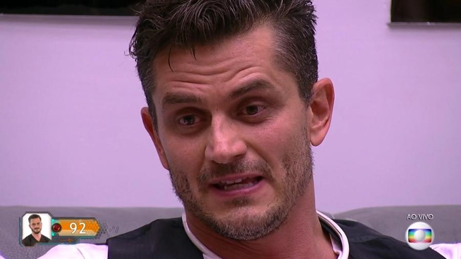 Marcos ouve o resultado do oitavo paredão do "BBB17" - Reprodução/TV Globo