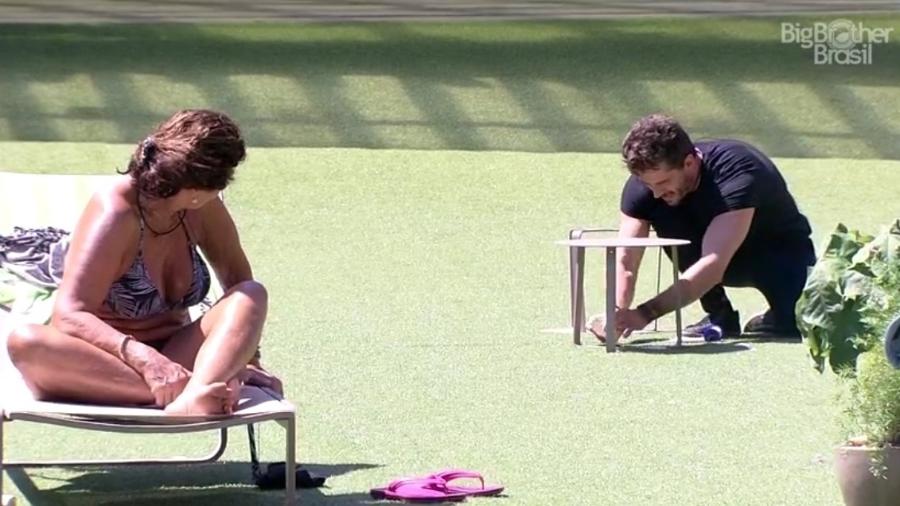 Marcos tenta criar relógio solar no "BBB17" - Reprodução/ TV Globo