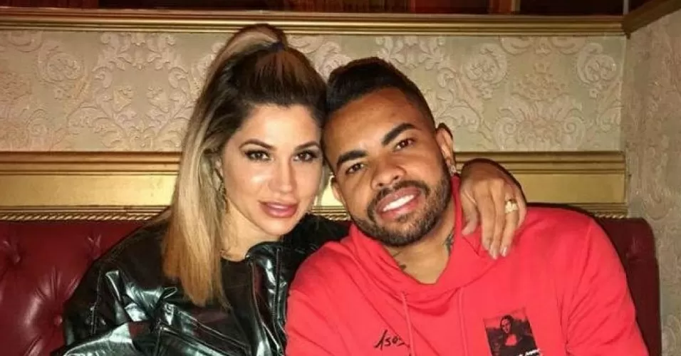Dani Souza e Dentinho juntos abraçados em restaurante