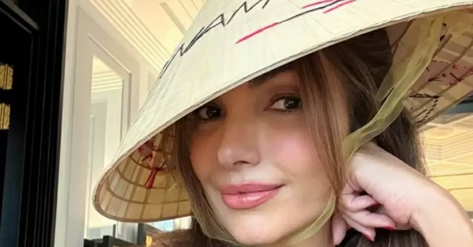 Patrícia Poeta de chapéu vietnamita