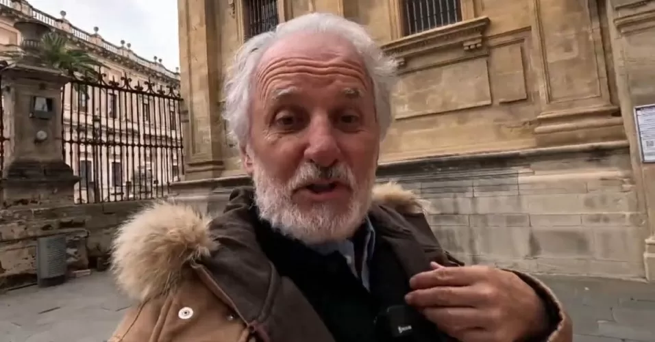 Otávio Mesquita de casaco nas ruas de Sevilha, na Espanha