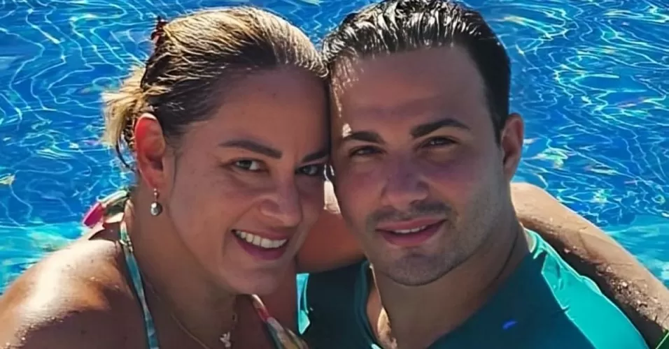 Silvia Abravanel e Gustavo Moura na piscina