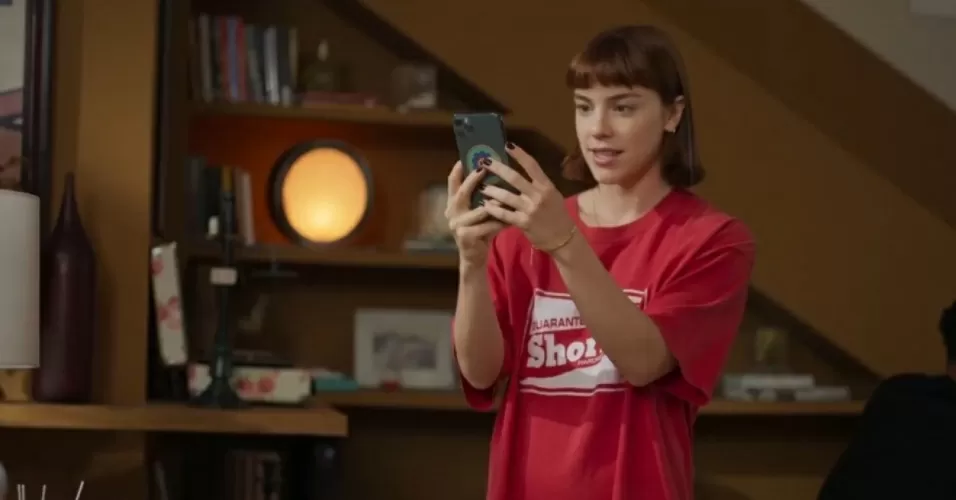 Solange ao celular em cena de Vale Tudo