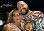 BBB22: Mãe de Tiago Abravanel revela reação ao saber que filho iria para o reality da Globo - Cíntia e Tiago Abravanel posando para foto com blusas estampadas