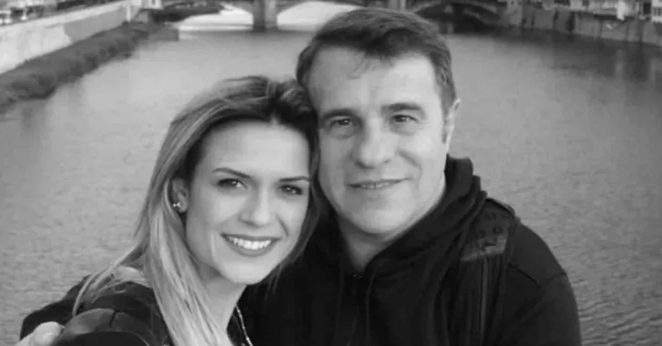 Beca Milano e Fernando Pelégio sorrindo lado a lado em foto em preto e branco