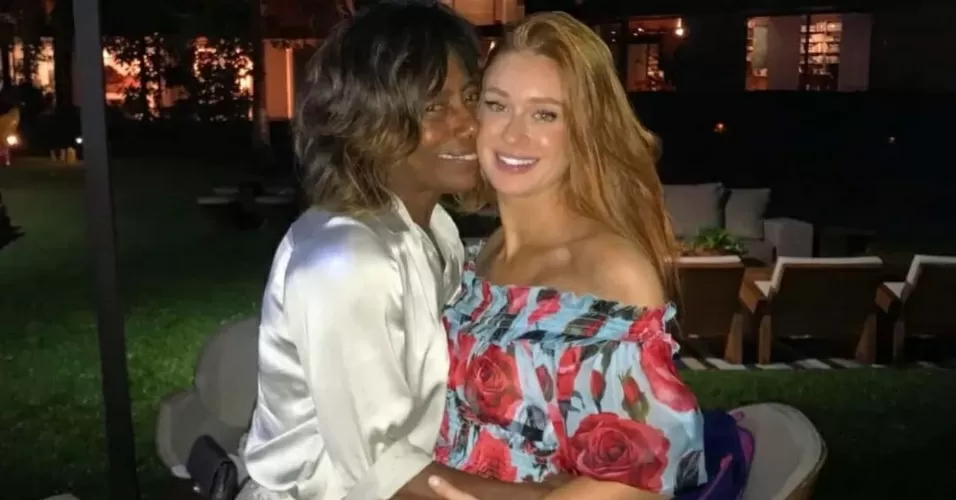 Gloria Maria e Marina Ruy Barbosa abraçadas lado a lado, sorrindo para foto