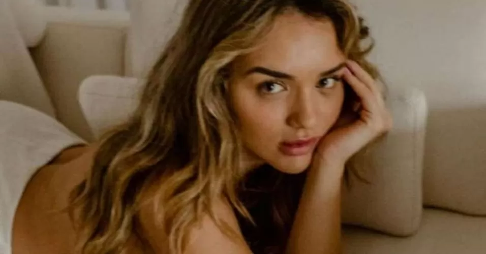 Rafa Kalimann deitada na cama