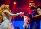 Joelma surpreende e dá 500 reais para fãs em show - Joelma dando dinheiro para fã