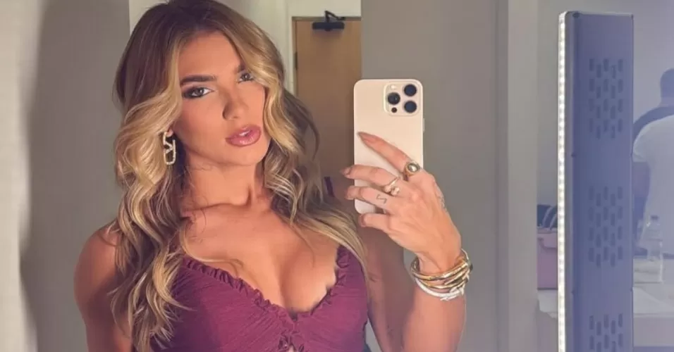 Virginia Fonseca de vestido decotado, posando séria para foto no espelho