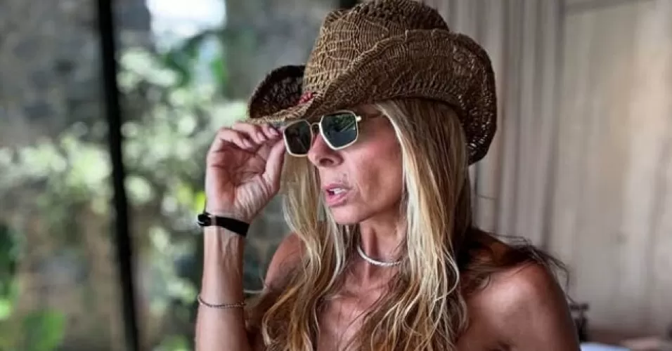Adriane Galisteu de óculos escuros e chapéu