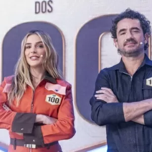 Rafa Brites e Felipe Andreoli no Game dos 100 de braços cruzados com logo ao fundo