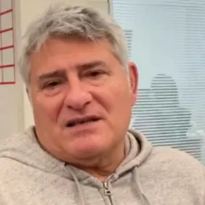 Cleber Machado de moletom cinza