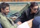 Shia e Michelle na beira da piscina em A Fazenda, sentados, sérios