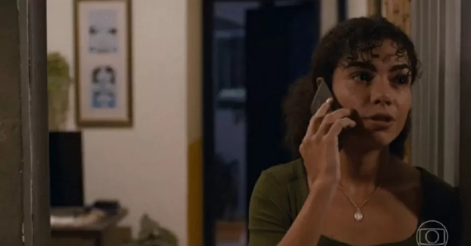 Ana Clara ao telefone em cena de Vale Tudo