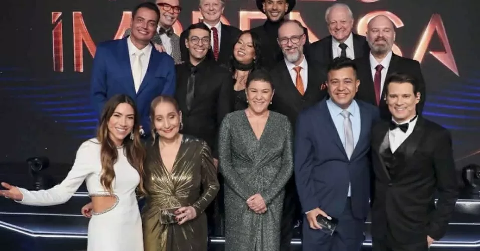 Foto com todos os jurados da 55ª edição Troféu Imprensa 