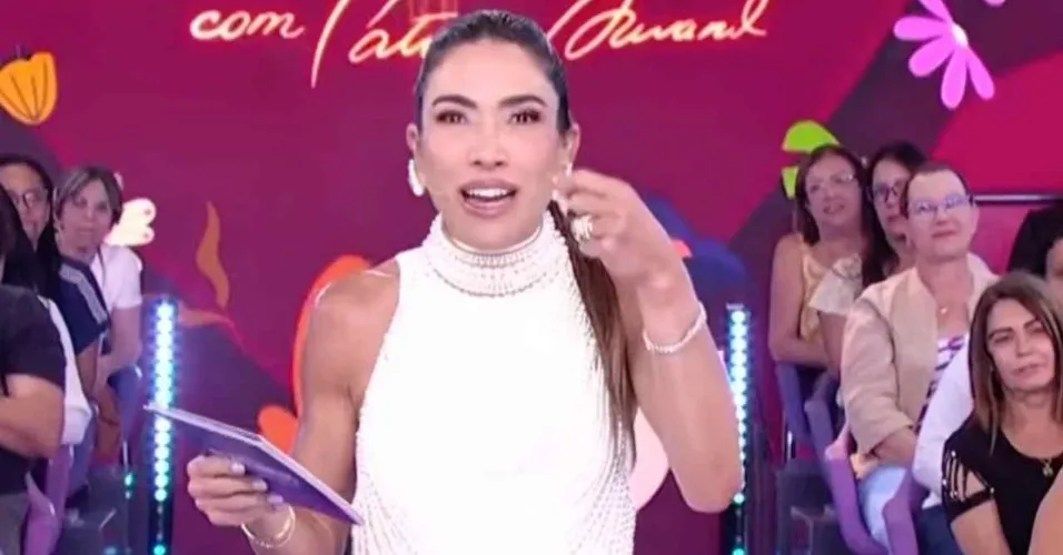 Patrícia Abravanel de branco no auditório do Programa Silvio Santos