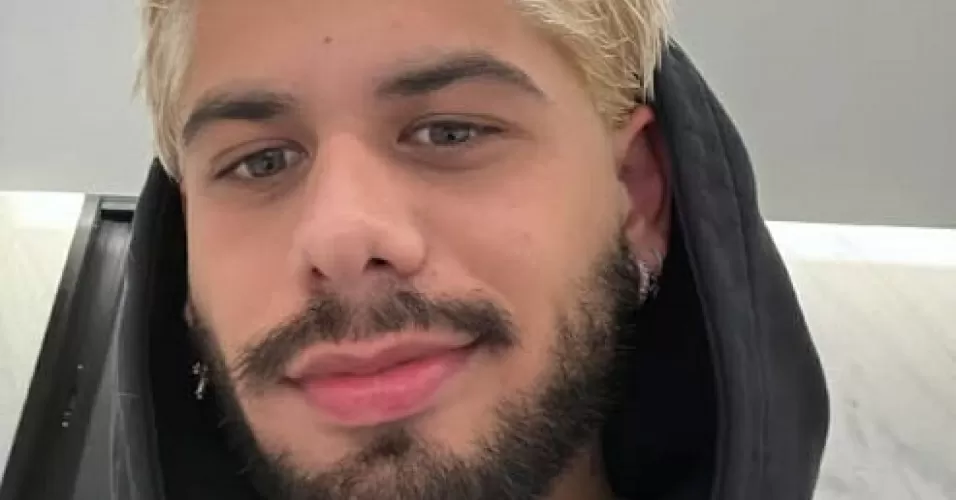 Zé Felipe posando para câmera com cabelo descolorido e barba