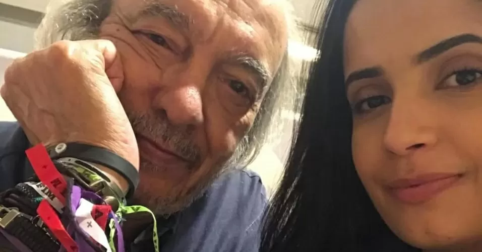 Erasmo Carlos e Fernanda Esteves em close, com sorrisos tímidos para a câmera