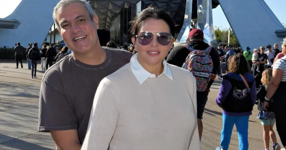 Sônia Lima e Flávio Henrique Antunes abraçados