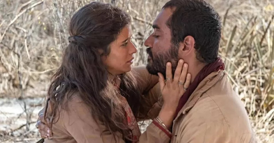 Rosa (Isadora Cruz) e Josué (Thomas Aquino) na novela Guerreiros do Sol, do Globoplay