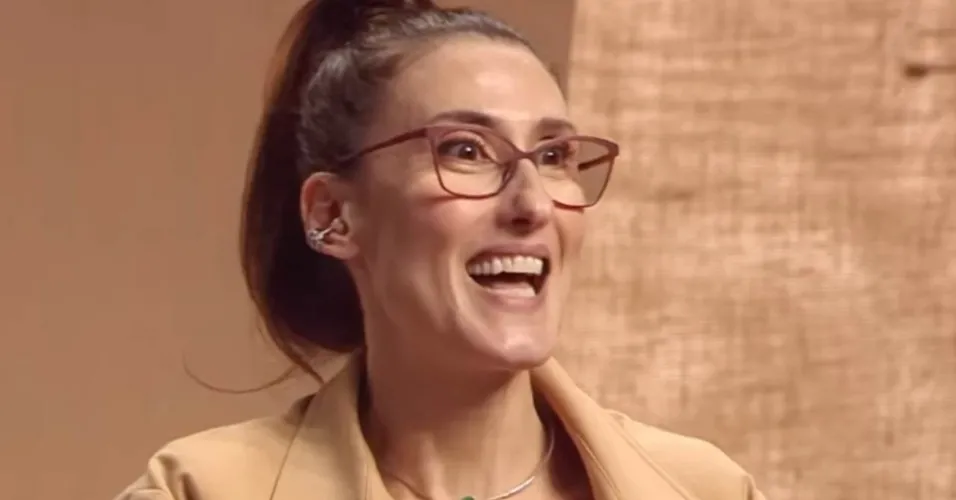 Paola Carosella sorrindo de óculos de armação vinho