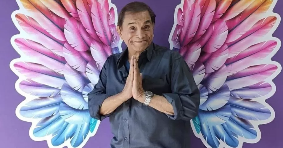 Dedé Santana com asas de anjo atrás