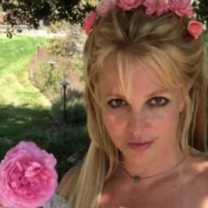 Britney Spears com rosa e coroa de flores