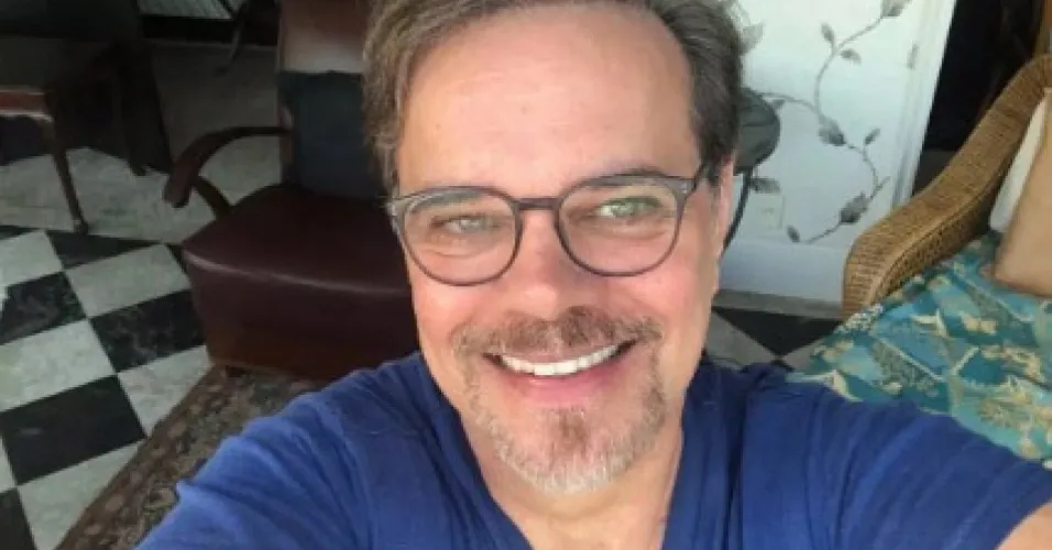 Diogo Vilela de azul e óculos