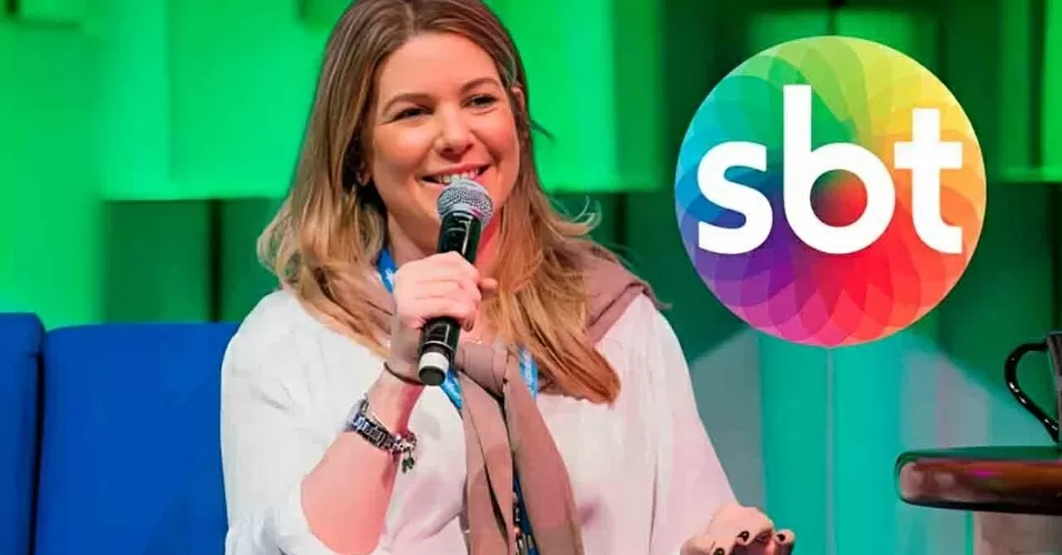 A executiva Daniela Beyruti usando camisa branca e segurando o microfone