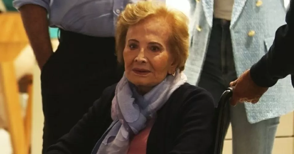 Glória Menezes de cadeira de rodas