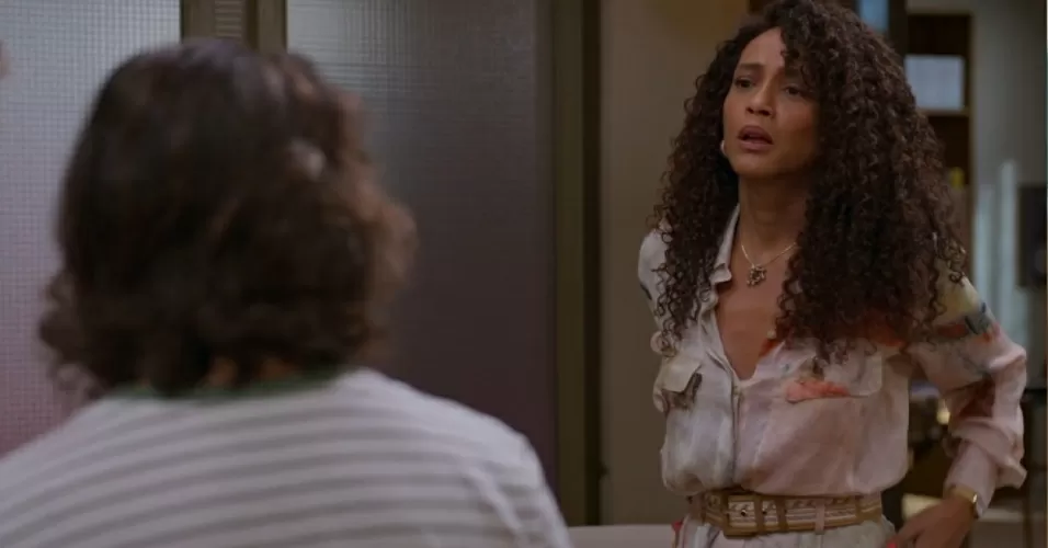 Celina sorridente em cena de Vale Tudo