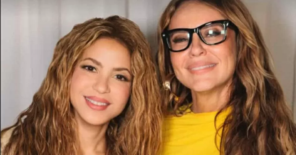 Shakira e Paolla Oliveira juntas e sorrindo