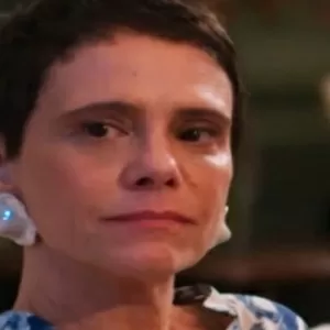Celina pensativa em cena de Vale Tudo