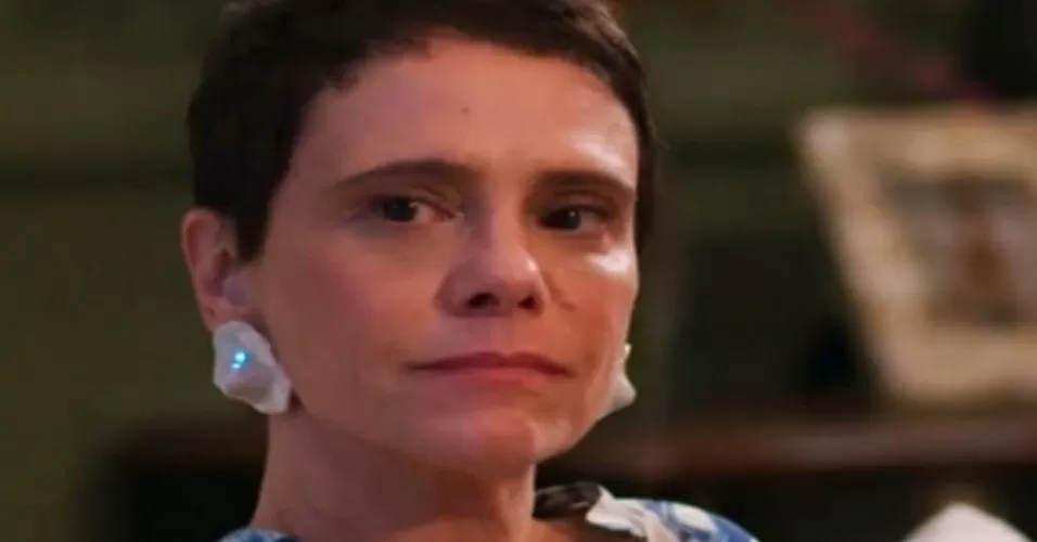 Celina pensativa em cena de Vale Tudo
