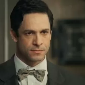 Celso pensativo em cena de Êta Mundo Melhor