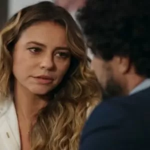 Heleninha encara Ivan em cena de Vale Tudo