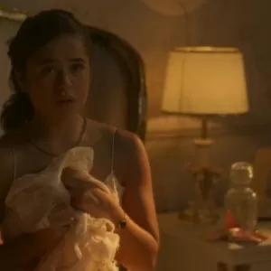 Bia seminua na cama em cena de Garota do Momento 