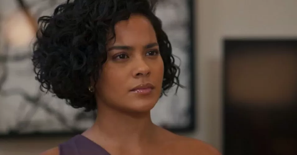Bella Campos como Maria de Fátima em Vale Tudo, novela que a Globo exibe às 21h