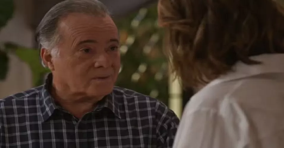 Abel encara Rebeca em cena de Dona de Mim