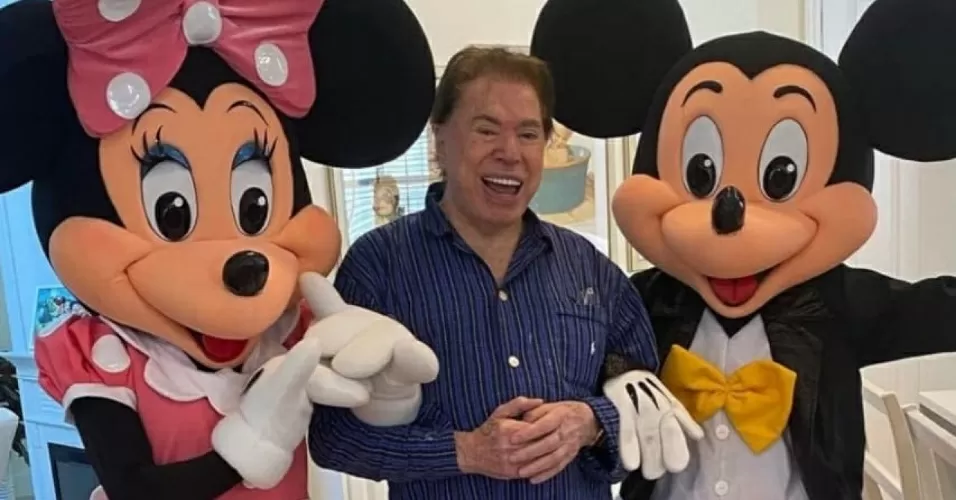 Silvio Santos ao lado de Minnie e Mickey