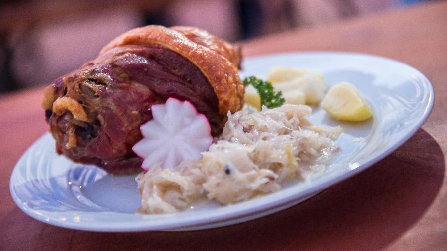 Fãs de carne de porco vão se deleitar com o portentoso joelho suíno assado da São Paulo Oktoberfest - Fernando Souza/ Divulgação
