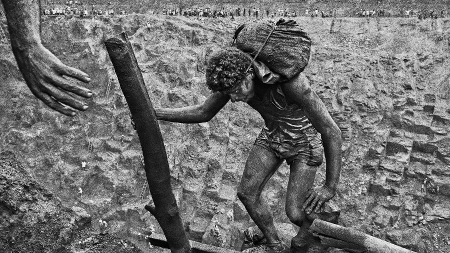Serra Pelada: a corrida ao ouro mobilizou mais de 100 mil homens no garimpo que virou Área de Segurança Nacional controlada pelo famoso major Curió - Sebastião Salgado