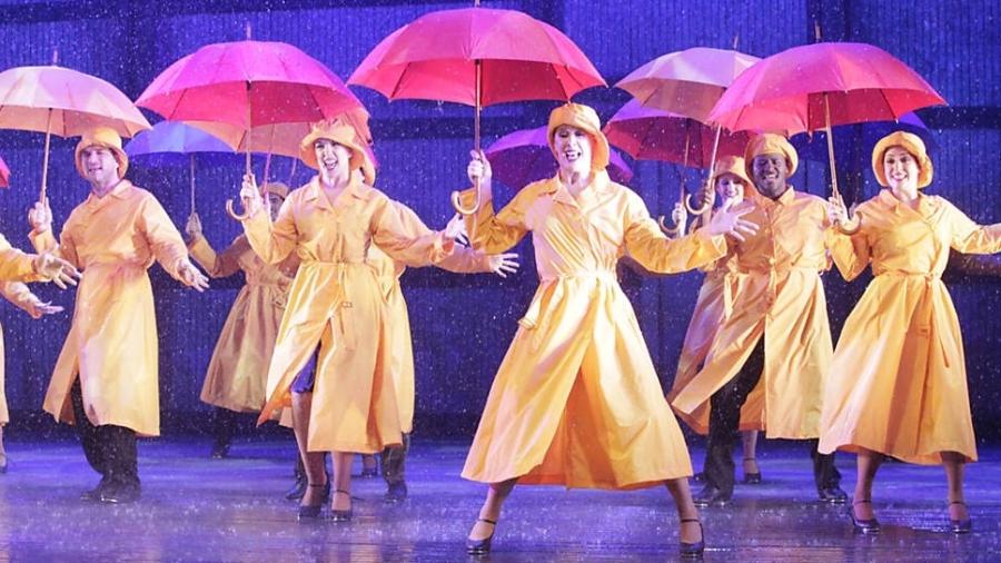 Claudia Raia (centro) na cena final, quando chove no musical "Cantando na Chuva" - Lenise Pinheiro/Folhapress